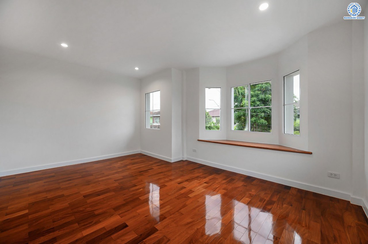 บ้านมือสองตกแต่งใหม่ แบรนด์ LH โครงการ มัณฑนา เพชรเกษม81 พร้อมรองรับทุกความสุข บนเนื้อที่ 54.4 ตร.ว. พื้นที่ใช้สอยกว่า 123.84 ตร.ม. พร้อมฟังก์ชัน 3 ห้องนอน 3 ห้องน้ำ จอดรถได้ 2 คัน บนทำเลเชื่อมต่อสู่ ถ.เพชรเกษม, ถ.พุทธมณฑลสาย4 ใกล้เดอะมอลล์ บางแค และม.มหิดล...